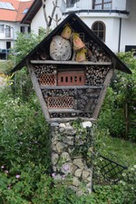 Neben dem großen Insektenhotel, findet sich auch noch ein kleinerer Vertreter im Garten von Sigrid Wolf.