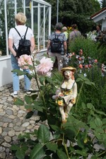 Im Garten von Judith Koesel verzaubern an allen Ecken und Enden ihre handgearbeiteten Keramikfiguren.