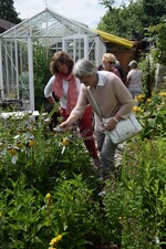 Zwischen einer wahren Blütenexplosion gab es immer wieder Kunstobjekte zu entdecken.