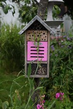 Insektenhotels ziehen sich schon fast wie ein roter Faden durch die Gartenfahrt Süd. Auch Gerhard und Petra Knaus bieten ihren fleißigen Helferlein einen Rückzugsort.