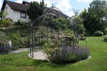 Familie Kopfs Garten in Ebenweiler kommt einem englischen Garten sehr nahe. Englische Rosen, Hortensien, Lavendel und imposante Gartenelmente wie Pergolas und Figuren machen den Garten schon fast zu einer Parkanlage.