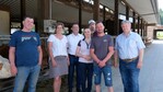 Zum Tag der Milch luden der Landesbauernverband und der Bauernverband Nordschwarzwald-Gäu-Enz zu einem Pressegespräch auf den Lindachhof in Calw-Stammheim ein. Von links: Martin Blaich, Rosi Geyer-Fäßler, Horst Wenk, Yvonne Gymnes, Daniel Dengler, Benjamin Blaich, Gerhard Fassnacht.