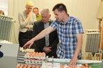 Wie kommt der Stempel aufs Ei (v. l.): Ines Aufrecht, OB Kuhn und Landwirt Sperling bei der Eiersortierung