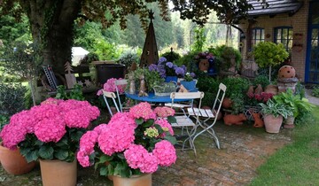 Im Landhausgarten von Familie Veit laden verschiedene Sitzplätze zum Genießen und Schauen ein.