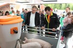 LBV-Vizepräsident Gerhard Glaser mit Milchviehhalter Andreas Roth am Schweinemobil (v.l.)