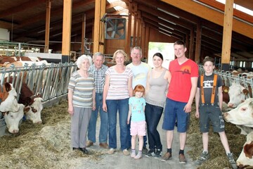 Vier Generationen leben und arbeiten auf dem Milchviehbetrieb (v. l.): Die Großeltern Maria und Gerhard Maier, die Eltern Helga und Gerhard, das Nesthäkchen Laura mit Mama Nicole Reinhuber und Papa Ralf Maier. Nachbarsjunge Luis Bertsche ist begeisterter Helfer auf dem Betrieb.