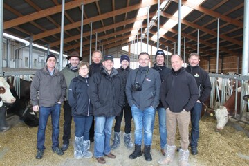 Bauern aus Luzern im Milchviehstall: (vorne l.) Beat Fuchs, Vreny M�ller, Landwirt Hans-Georg Schwarz, Gesch�ftf�hrer Stefan Heller, Pr�sident Jakob L�tolf, (hinten l.) Joe Schnider, Wendelin Emmenegger, Ivo Wolfisberg, Thomas Oehen und Tony Kaufmann 