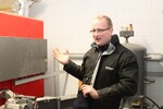 Andreas Müller erklärt die Hackschnitzelanlage