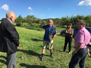 Landwirt Erich Weiberle (Mitte) erkl�rt an der Weide wie die Gegebenheiten sind