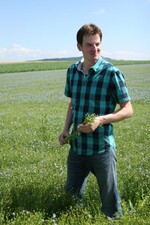 Simon Igel erläutert den Leinanbau auf seinem Betrieb in Dürmentingen