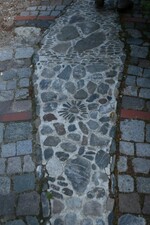 Verwertung übriger Steinplatten im Landschaftsbaubetrieb von Michael Schick in Bronnen