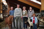 Gerhard jun., Ralf, Helga Maier, Nicole Reinhuber und Laura im Kuhstall mit den Ponys