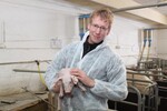 LBV-Fachreferent Marco Eberle im Stall