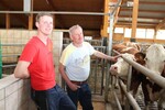 Ralf und Gerhard Maier im Milchviehstall