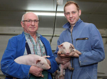 Friedrich und Tobias Schirrle im Abferkelstall (v.l.)