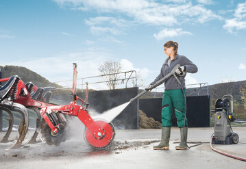 Als mobiles Standardgerät sind die neuen Hochdruckreiniger für vielfältige Anwendungen geeignet. Dank ausziehbarem Schubbügel und leichtgängigen Rädern ist der Transport komfortabel.