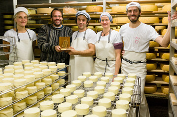 Das Bild zeigt das Siegerteam der Hofk�serei (v.l.n.r.) Eva Kusterer, VHM-Gesch�ftsf�hrer Marc Albrecht-Seidel, Stephan Ryffel, Claudia Ryffel, Fr�d�rik Gunther. 