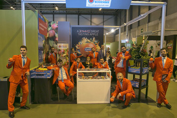 Die M�nner in ihren roten Anz�gen waren ein Blickfang, der f�r einen markanten Einstieg in die neue Werbekampagne f�r Kanzi sorgte. 