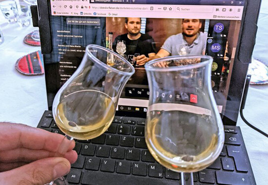 Manuel und Maximilian Wild pr�sentieren gerne online ihre Destillate.