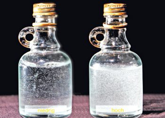 Sch�tteln von Alkohol in einer kleinen Flasche. Bei hohem Alkoholgehalt zeigen sich mehr Blasen.