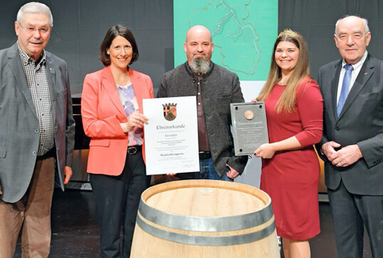   Staatsehrenpreis des Landes Rheinland-Pfalz f�r die Edelobst- und Whiskydestillerie, Christiane und Bernhard H�ning. Hier zu sehen Bernhard H�ning, umrahmt von (v. l. ) Otto Hey, Daniela Schmitt, Sophia Hanke und Norbert Schindler. 