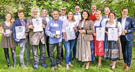 Gruppenbild der Preistr�ger mit Ministerin Michaela Kaniber.