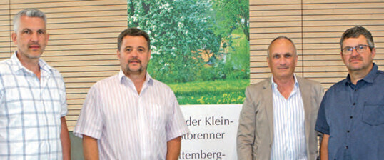 Setzen sich f�r die Belange 
der Obst- und Kleinbrenner 
ein (v. l.): Joachim D�rr und 
Andreas Metzler vom Landesverband, Gerald Erdrich, 
Gesch�ftsf�hrer des Bundesverbandes und Hermann 
Stoppel-Heumesser ebenfalls vom Landesverband.