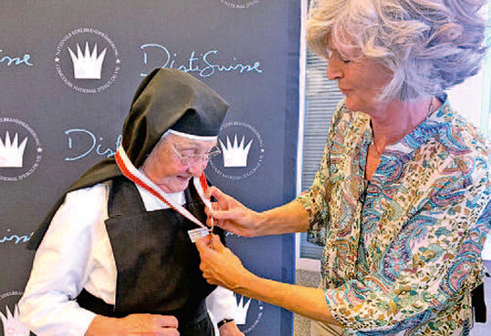 Sonia Petignat �berreicht Schwester Karin B�ttig einen von
zwei Spezialpreisen.  