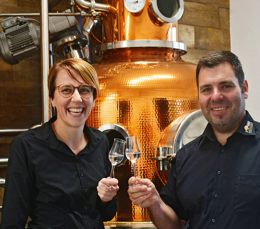 Anja und Rainer Bohn macht die Brennerei sichtlich Freude.