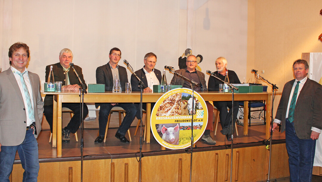 Den Milchmarkt voranbringen hie� das Motto auf der Delegiertentagung in Eutingen. Es diskutierten (v. l.) Hans Epp, Vorsitzender Milchpr�fring Bayern; Norbert Mast, Mitglied im Landesvorstand des Bundesverbandes Deutscher Milchviehhalter;  Gerhard Glaser, LBV-Vizepr�sident; Omira-Gesch�ftsf�hrer Ralph Wonnemann und Michael Rebmann, Dorfk�serei Geifertshofen. Die Gespr�chsleitung hatte Stefan Sch�fer (l.) und Gerhard Fassnacht, KBV-Freudenstadt (r).  