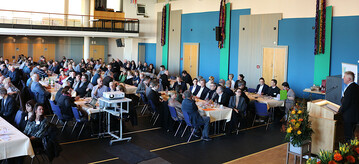 Volle Stadthalle in Hechingen: Alexander Sch�fer, Vorsitzender des Kreisbauernverbandes Zollernalb, konnte zum Bauerntag am 3. Februar zahlreiche G�ste und Mitglieder begr��en.