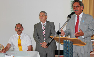 Raus aus der Verteidigungsecke: �Sie m�ssen Geschichten erz�hlen k�nnen�, ermunterte der Werbefachmann Professor Klaus Kocks. Links im Bild ist Heinz Hahn (Mitte), Vorsitzender der S�ddeutschen Butter- und K�seb�rse und der stellvertretende Vorsitzende Dr. Markus Albrecht. 