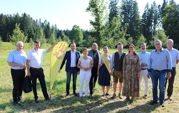  Gruppenbild mit Polit-Prominenz: Vertreter von Politik und Verb�nden informierten sich �ber die Obsternte 2021 und die Saftherstellung bei Familie Kessler in Horgenzell im Landkreis Ravensburg. Nach einer Betriebsbesichtigung der Besenwirtschaft und der Mosterei ging es auf eine Besichtigungstour in die Obst- und Beerenanlagen. 