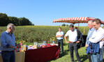 Wilhelm Keßler (links) stellt seine Kulturen und Anbauverfahren vor. Axel Müller (Mitte) (MdB CDU), August Schuler (MdL CDU) und Benjamin Strasser (MdB FDP) (rechts) hören aufmerksam zu. Keßler hat zum Beispiel vier Hektar Streuobstfläche als Ausgleichsfläche mit Öko-Punkten in die Produktion genommen. Die Punkte wurden an die Gemeinde Horgenzell verkauft.