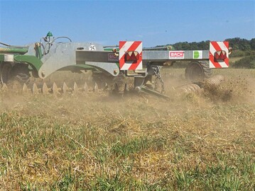 Eine Kettenscheibenegge bearbeitet das Stoppelfeld ultraflach.
