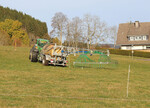 Bei der Gülleausbringung wird untersucht: Wie lässt sich die Gülle am besten verwerten und welchen Einfluss hat dies auf die Zusammensetzung der Vegetation?