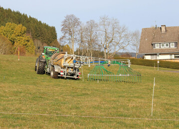 Bei der G�lleausbringung wird untersucht: Wie l�sst sich die G�lle am besten verwerten und welchen Einfluss hat dies auf die Zusammensetzung der Vegetation? 