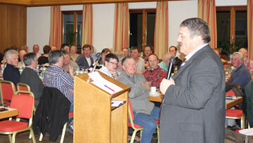 Volles Haus im Ochsen in Kißlegg: Berthold Kirchmaier, Geschäftsführer der EZG für Schlachtvieh Allgäu w.V., vermarktet die Tiere direkt aus den Betrieben heraus, ohne Zwischenhandel. Im Allgäu ist die EZG der größte Anbieter von Schlachtvieh.