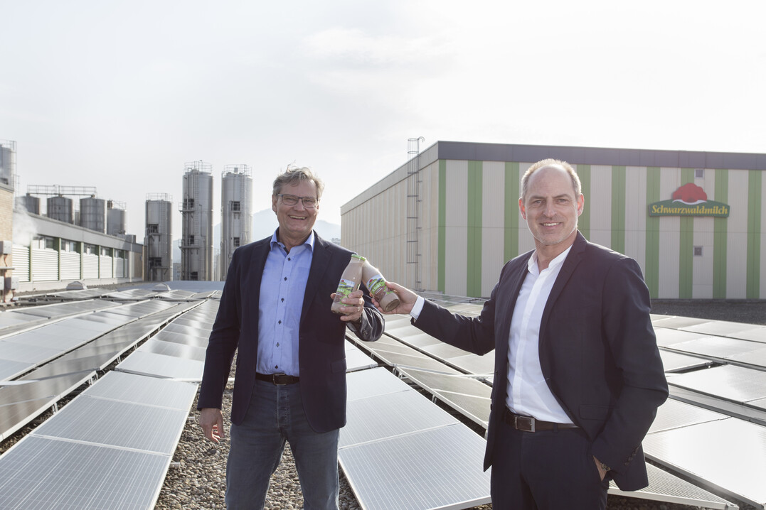 (v.l.) Klaus Preiser und Andreas Schneider freuen sich über die Installation der neuen Solaranlage.