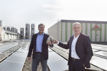  (v.l.) Klaus Preiser und Andreas Schneider freuen sich �ber die Installation der neuen Solaranlage.