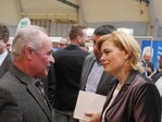 Fachgespräch beim Rundgang durch den "Markt der Möglichkeiten": Der Karlsruher Bauernverbands-Vorsitzende Werner Kunz mit Bundesministerin Julia Klöckner
