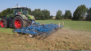 Der Bio-Allrounder von K�ckerling hat sieben Meter Arbeitsbreite.