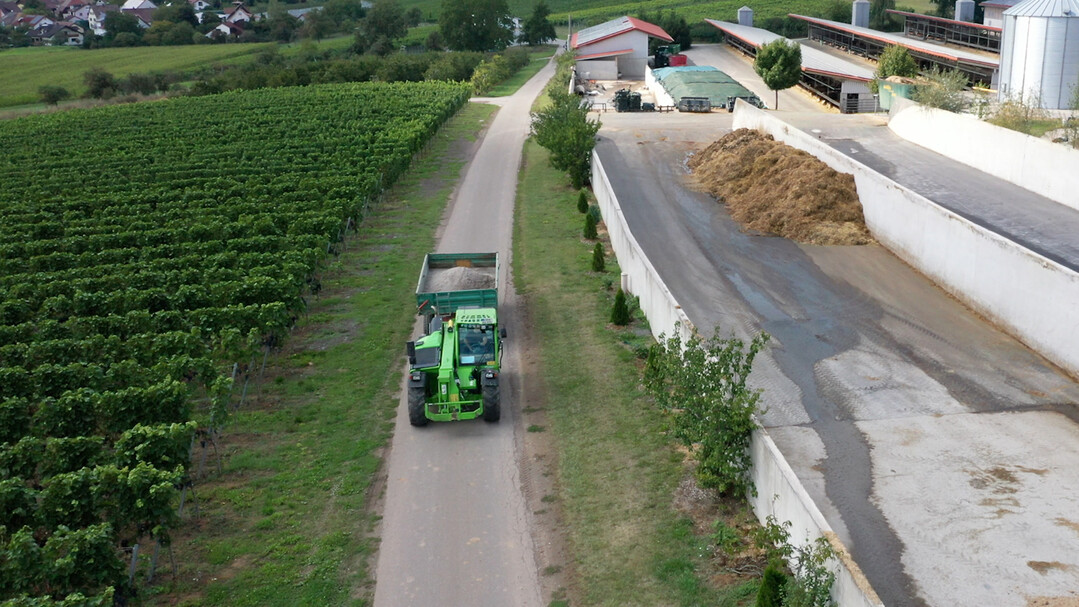 Für die vielen Lastenbewegungen arbeitet das Unternehmen seit rund zwanzig Jahren mit kompakten Teleskopladern von Merlo. Aktuell läuft in Bretzfeld ein TF 33.7, der ca. 1700 h im Jahr eingesetzt wird. Die Anhängerkupplung ermöglicht auflaufgebremst 8 t zu ziehen, druckluftgebremst sind bis zu 20 t möglich.