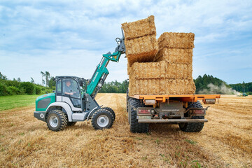 John Deere und Kramer haben eine Vereinbarung zum Vertrieb von landwirtschaftlichen Rad- und Teleskoplader abgeschlossen. Die Produkte werden �ber die John Deere Vertriebspartner unter dem Markennamen Kramer angeboten.
