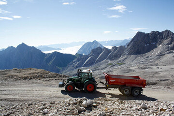  Transportarbeiten in 2600 m H�he, unterschiedlichste Steigungen und lockeres Felsgestein erfordern eine hohe Konzentration des Fahrers. 