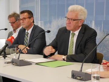 Stehen zu den Bauern in Baden-W�rttemberg: Ministerpr�sident Winfried Kretschmann und Minister Peter Hauk (links) auf der Landespressekonferenz am 21. Juni 2016 in Stuttgart; ganz links Regierungssprecher Rudi Hoogvliet.