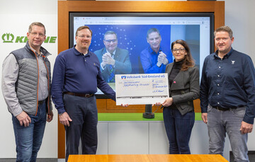 Scheckübergabe per Livestream. v.l. Thomas Abeln (Betriebsrat Fahrzeugwerk Krone), Bernard Krone, Horst Gies, Karl-Heinz Porz, Marcella Wiewel (Betriebsrätin Maschinenfabrik Krone und Andreas Vorholt (Betriebsrat Brüggen).