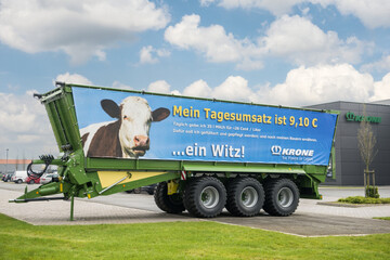 Der Wagen mit dem Aktionsbanner steht vor dem Krone Trainingszentrum an der Portlandstra�e in Spelle. 