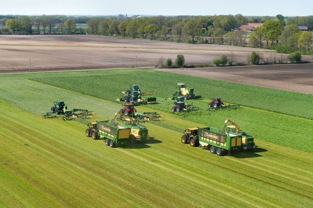 Themen wie Digitalisierung, Künstliche Intelligenz,
Datenmanagement, Maschinen, die sensorgestützt und
automatisiert ihre Arbeit verrichten werden u.a. durch Krone im
Rahmen des AI-TEST-FIELD weiter voran getrieben.