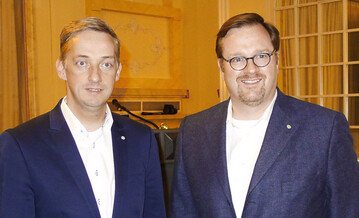 Bernard Krone (r.), gesch�ftsf�hrender Gesellschafter, und Vertriebsgesch�ftsf�hrer Martin Eying sind mit dem gerade abgelaufenen Gesch�ftsjahr 2017/18 sehr zufrieden.